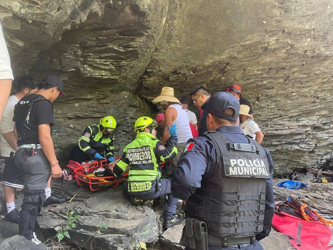 Rescatan a hombre de estanque en comunidad de San Juan del Río